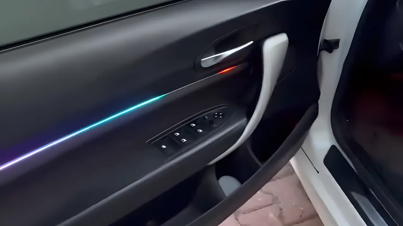 BMW 218 Cabrio kapı panelinde çok renkli ambiyans şeridi