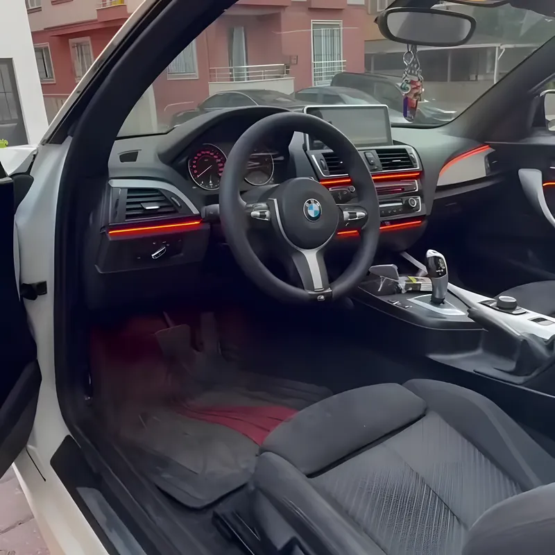 BMW 218 Cabrio iç mekânında kırmızı ambiyans aydınlatma