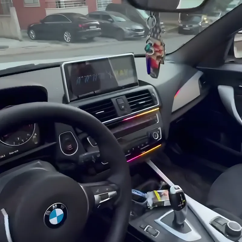 BMW 218 Cabrio torpido ve orta konsolunda çok renkli ambiyans