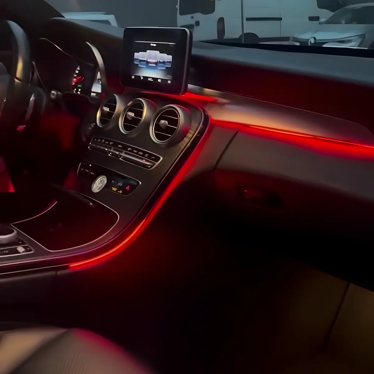 Mercedes-Benz iç mekânında torpido ve orta konsol boyunca kırmızı ambiyans aydınlatma