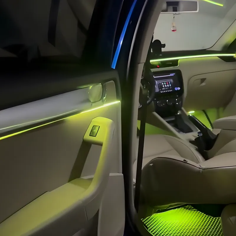 Skoda Octavia kapı paneli ve ayak altında renkli ambiyans